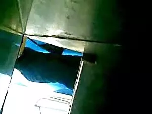 滴り落ちる-ソファの上に愛の犬クソ 女子 ...