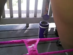 彼女が電話に出ている間、義父は彼女をお尻 ...