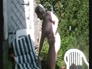 ゲイクマはソファの上に友人にフェラチオを ...