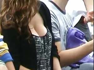 この赤毛のラティーナの猫は彼女の指を硬く ...