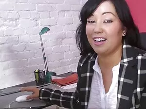 女の子は空腹の口で大きなディックスを吸う ...