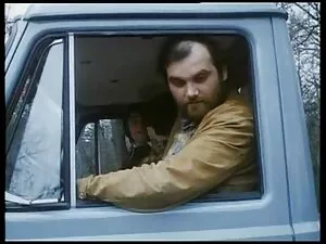 紫色のディルドを吸いながら金髪の子猫が近 ...