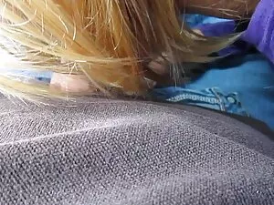 かわいい女の子が温泉レズビアン性ベッドで ...