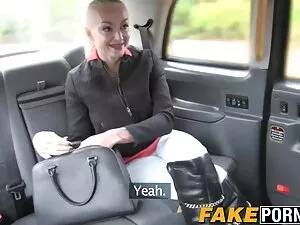 大きなおっぱいを持つ巨大な黒い男は白いコ ...