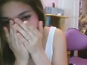 黒檀かわいこちゃんは、彼女の口と猫にくっ ...