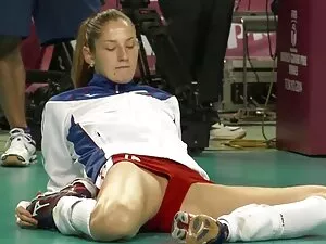 筋肉のスタッドは足からの助けを求めて叫ぶ ...